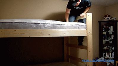 Како направити кревет на кат с рукама с дрветом + Фото