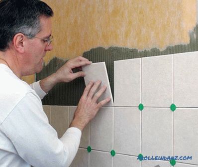Полагање керамичких плочица чини се на зидовима, на поду